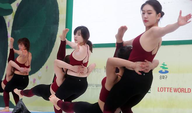 롯데백화점은 14일 창립 40주년을 기념해 전세계에서 가장 큰 요가행사인 '요가 말라 프로젝트'를 유통업계 최초로 개최했다. 이날 킴스요가&크로우아크로 팀이 사전 공연 요가를 하고 있다. 최정동 기자