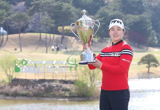 14일 열린 KLPGA 셀트리온 퀸즈 마스터즈에서 우승한 조정민. [사진 KLPGA]