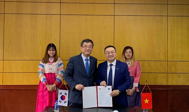 유지상 광운대총장(왼쪽)과 도 뚜안 민 하노이 국립외대 총장.