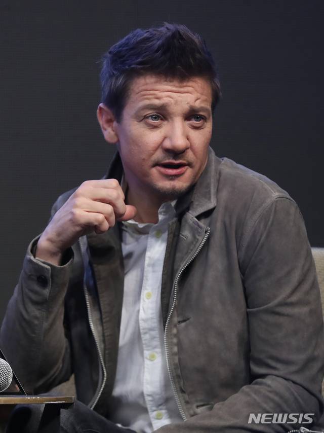 【서울=뉴시스】조수정 기자 =  방한한 배우 제레미 레너가 영화 '어벤져스 : 엔드게임(Avengers:Endgame)' 아시아 프레스 컨퍼런스가 열린 15일 오후 서울 종로구 포시즌스호텔에서 질문에 답하고 있다. 영화 '어벤져스 : 엔드게임은 4월 24일 개봉한다. chocrystal@newsis.com