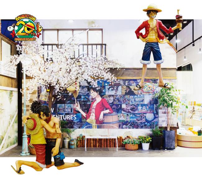 ‘원피스’ 주인공 루피. (위) 서울 용산구 팝콘D스퀘어의 ‘원피스’ 팝업스토어 포토존.