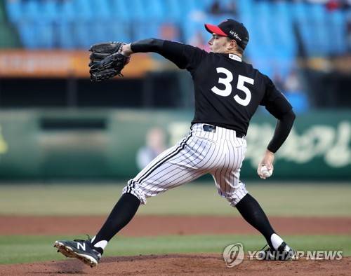 역투하는 윌슨 (대전=연합뉴스) 4일 대전 한화생명 이글스파크에서 열린 프로야구 한화와 LG의 경기. LG 선발투수 윌슨이 역투하고 있다. 2019.4.4 [한화이글스 제공] youngs@yna.co.kr