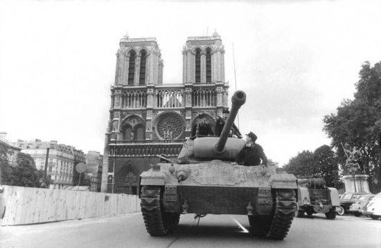 1944년 8월 노르망디 상륙작전에 성공한 연합군이 밀려오면서 히틀러는 노트르담 성당을 비롯해 파리시 곳곳에 폭탄을 설치하고 파리 주둔 독일군에게 파리를 폐허로 만든 뒤 퇴각할 것을 지시했지만, 당시 주둔군 사령관인 콜티츠 장군은 이 명령을 거부했다.(사진=영화 '파리는 불타고 있는가' 장면 캡쳐)