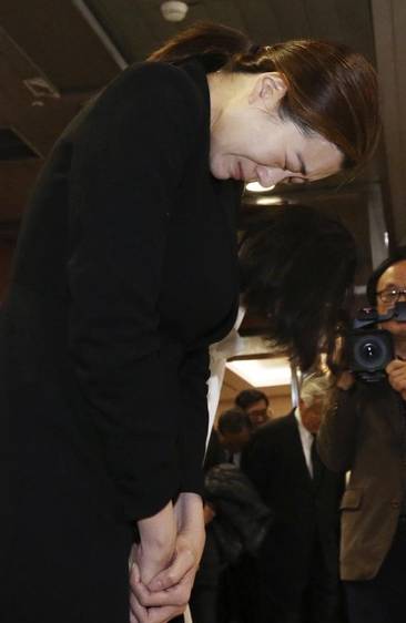 고 조양호 한진그룹 회장의 영결식에서 조현민 전 전무가 오열하고 있다./연합뉴스