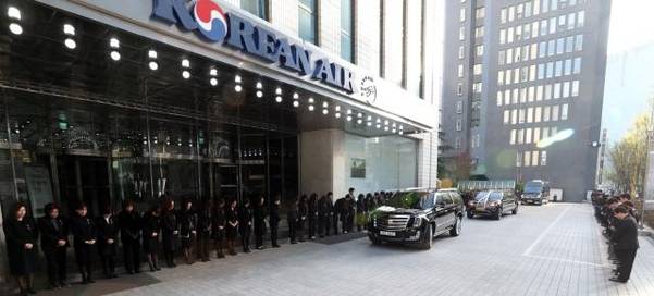 서울 서소문 대한항공 빌딩에 들어선 고 조양호 회장의 운구차를 대한항공 직원들이 맞이하고 있다./연합뉴스