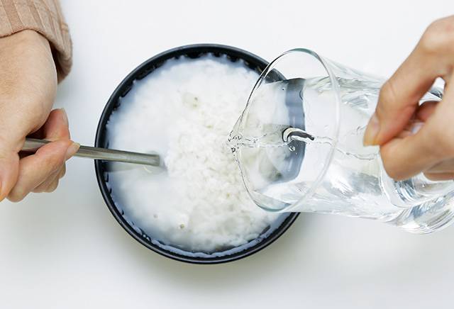 소화가 안 될 때 밥에 물을 말아먹는 것은 오히려 소화에 도움이 되지 않는다./사진=조선일보 DB