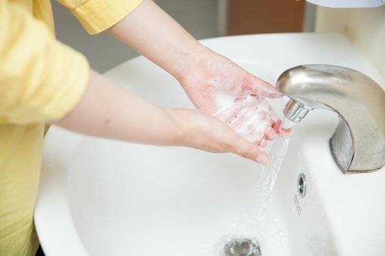 내 몸에서 나온 대변, 소변보다 수많은 사람이 만진 수도꼭지, 문고리 등이 더 불결할 수 있다. 요즘엔 손잡이를 직접 만지지 않도록 자동 센서가 달린 수도꼭지, 핸드워시 디스펜서가 출시되기도 한다. 서보형 기자