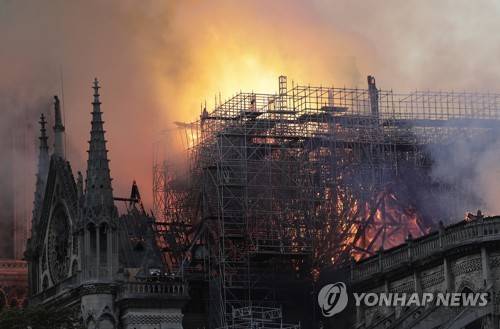 지난 15일(현지시간) 프랑스 파리 노트르담 대성당에서 큰불이 난 모습  [EPA=연합뉴스]