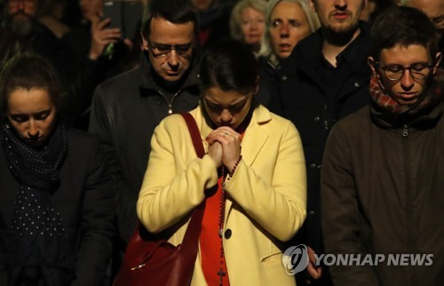 France Notre Dame Fire 지난 15일(현지시간) 프랑스 파리 노트르담 대성당에서 큰불이 나자 시민들이 기도하고 있는 모습 [AP=연합뉴스]