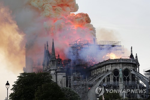 지난 15일(현지시간) 프랑스 파리 노트르담 대성당에서 큰불이 난 모습  [EPA=연합뉴스]