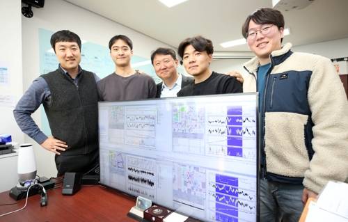 KAIST 공승현 교수(가운데)와 연구진 [KAIST 제공=연합뉴스]