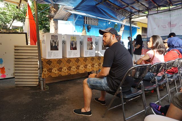 17일 인도네시아 자카르타 대선 투표소에서 시민들이 번호표를 받고 투표 차례를 기다리고 있다. 자카르타=고찬유 특파원