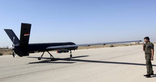 이라크군이 중국의 차이홍2B 드론을 이륙시키기 위해 활주로에서 준비를 하고 있다. 이라크 국방부 제공