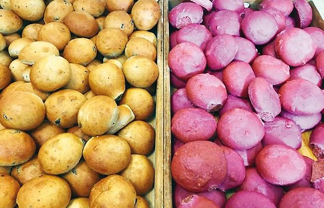 올리브와 비트를 넣은 빵들. 색깔과 향기가 근사하다.