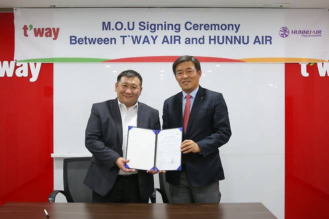 17일 서울 강서구 티웨이항공 회의실에서 열린 '한-몽골 부정기편 운항 협조를 위한 업무 협약식'에서 김형이 티웨이항공 경영본부장(오른쪽)과 훈누에어(HUNNU AIR) 미스터 뭉크자갈 Munkhjargal Purevjal 대표이 기념사진을 찍고 있다. 티웨이항공 제공