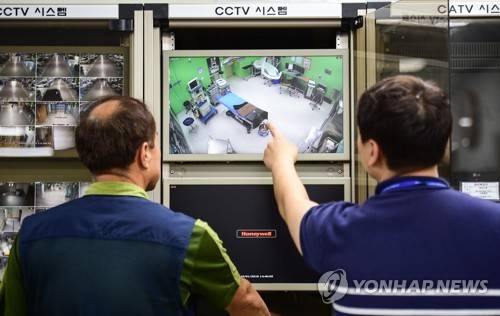 수술실 CCTV 점검하는 경기도립 안성병원 관계자들 [연합뉴스 자료사진]