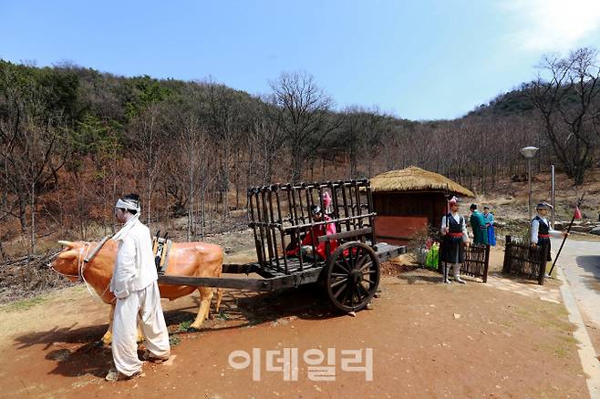 교동도는 왕과 왕족의 유배지였다. 그중 대표적인 인물이 연산군이다. 교동도 연산군 유배지에는 연산군이 유배 당시 모습을 형상화한 조형물을 밀랍인형으로 재현해 두었다.