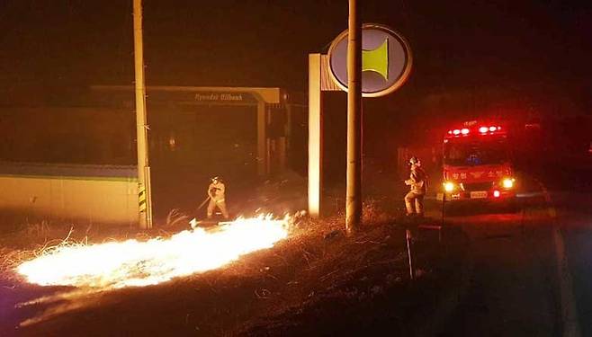 속초의 한 LPG 충전소에 불이 접근하는 것을 막기위해 소방관들이 자신들의 안전을 담보로 사투를 벌이고 있다.