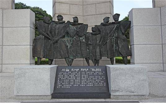 ▲ 4월학생혁명기념탑 조형물(국립 4.19 민주묘지)