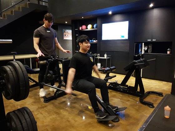 펍지팀 리더 에스더가 사옥 근처 헬스장에서 PT를 받고 있다. 김정민 기자