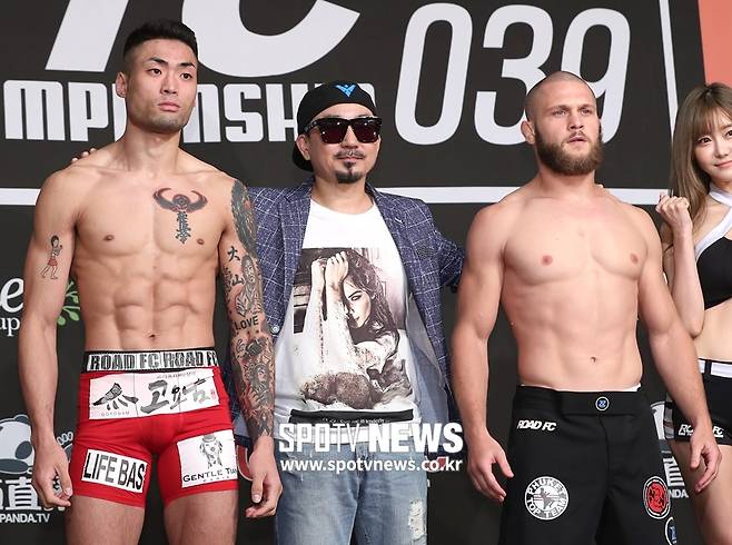 ▲ 라파엘 피지에프(오른쪽)는 2017년 6월 국내 격투기 단체 로드FC 39에서 김승연과 경기했다. ⓒ곽혜미 기자