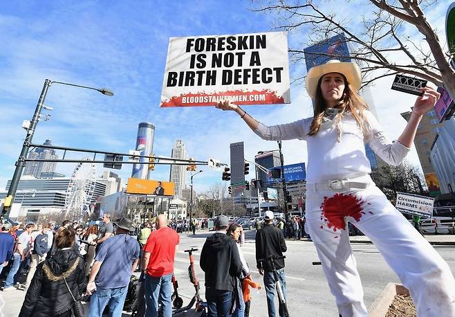 포경수술을 남성의 성기를 일부 절단하는 행위로 여기며 이에 반대하는 움직임이 늘고 있다