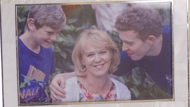 알렉스는 3형제 중 장남이었다