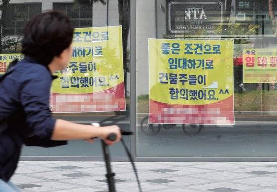 주요 도시 중 공실률이 가장 높은 세종시의 한 상가에 세입자를 구하는 광고가 붙어있다. / 사진:연합뉴스