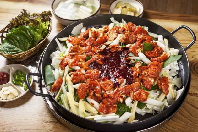 강원도 춘천의 대표음식이자, 대한민국 전 국민이 즐기는 음식인 볶음식 '닭갈비'. 사진=게티이미지뱅크