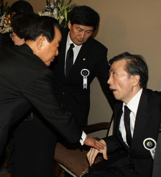김홍일 전 국회의원(오른쪽)이 2009년 8월 18일 부친 김대중 전 대통령의 빈소가 마련된 연세대 세브란스병원 장례식장에서 김영삼 전 대통령(왼쪽)을 맞이하고 있다.