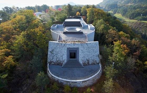 뮤지엄 산 제임스터렐관. 산중에 틀어박힌 듯 자연과 조화를 이루고 있다. [사진 뮤지엄 산]