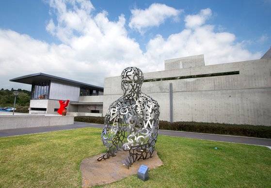 본태박물관 제1박물관 외관. 노출 콘크리트 건축물로 유명한 안도 다다오 의 개성을 엿볼 수 있다.앞의 조형물은 스페인 출신의 미술작가 하우메 플렌사의 작품이다. [중앙포토]