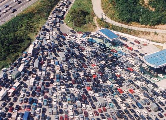 많은 인파가 몰리는데 출입구가 좁다면 어떤 상황이 벌어질까? 사람들끼리 부딪치고 문을 오고 가는 속도가 더딜 것이다. 사진은 명절에 안성휴게소에서 발생한 병목현상. [중앙포토]