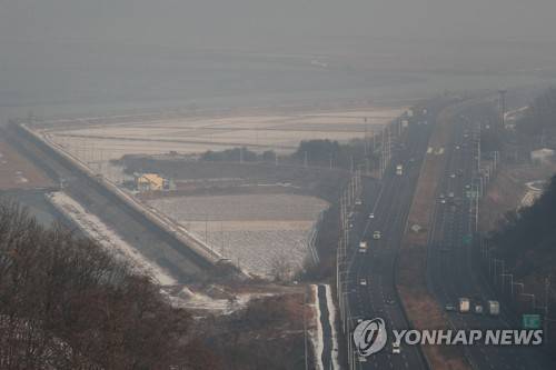 '접경지역이면서 수도권' 경기북부 경기도 파주시 임진강변 철책과 자유로의 모습. [연합뉴스 자료사진]
