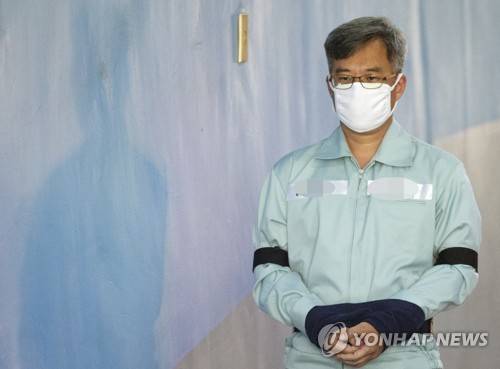 공판 출석하는 '드루킹' 김동원씨 (서울=연합뉴스) 윤동진 기자 = 포털사이트 네이버 댓글을 조작한 혐의로 기소된 '드루킹' 김동원씨가 19일 오후 서초구 서울중앙지법에서 열린 2심 1회 공판에 출석하기 위해 호송차에 내려 법정으로 향하고 있다. 2019.4.19 mon@yna.co.kr