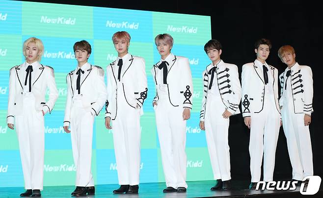 그룹 뉴키드 휘, 진권, 윤민, 지한솔, 우철, 최지안, 강승찬이 23일 오후 서울 을지로 롯데피트인 동대문점에서 열린 데뷔 앨범 `뉴키드(NEWKIDD)` 쇼케이스에 참석해 포즈를 취하고 있다. 2019.4.23/뉴스1 © News1 권현진 기자