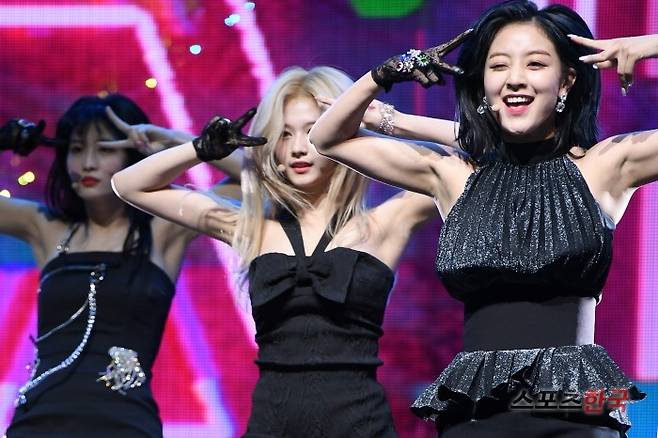 트와이스 미니 7집 'FANCY YOU' 발매 기념 프레스 쇼케이스에 참석한 모모, 사나, 지효. 사진=윤수정 기자 pic@hankooki.com