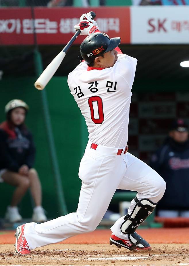 ▲ 녹슬지 않은 기량으로 팀 타선과 외야 수비를 이끌고 있는 SK 김강민 ⓒSK와이번스