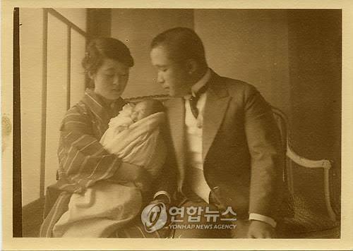 이방자 여사가 안고 있는 아들 진을 영친왕이 내려다보고 있다. [국립고궁박물관 제공]