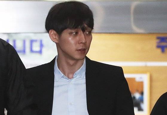 17일 오후 경기도 수원시 경기남부지방경찰청에서 마약 투약 혐의에 대한 경찰 조사를 마치고 나오는 박유천. [연합뉴스]