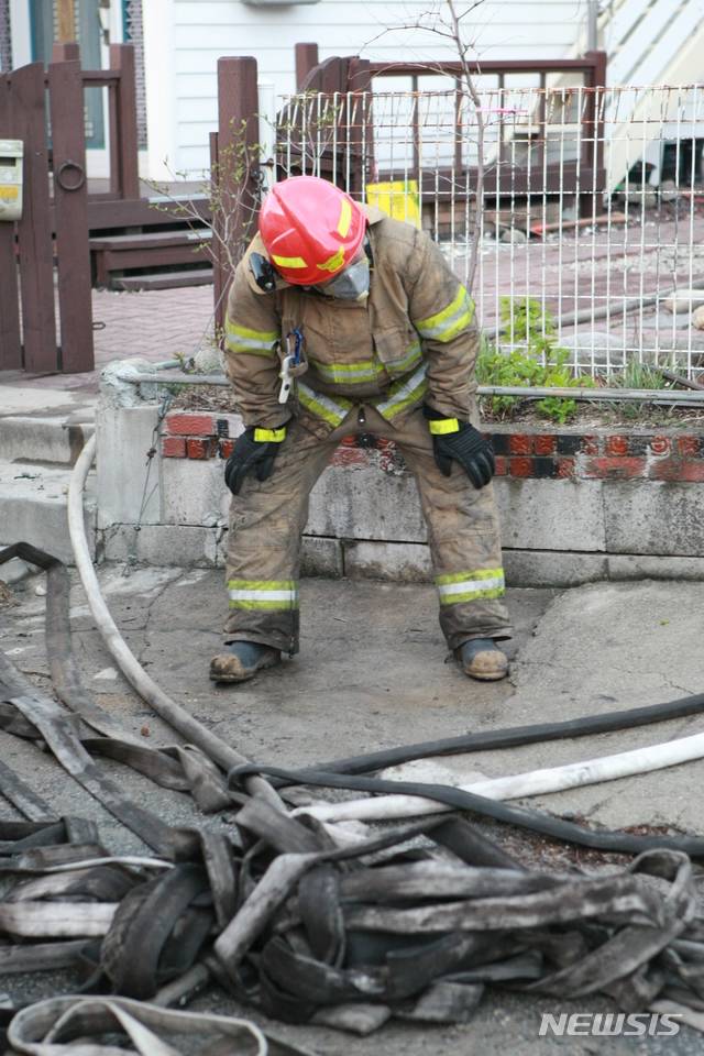 【속초=뉴시스】김태겸 기자 = 지난 4일 오후 7시 17분께 강원 고성에서 발생한 산불이 속초시 영랑호 주변까지 번져 소방관이 불을 끄다 잠시 숨을 돌리고 있다. 2019.04.05. patk21@newsis.com