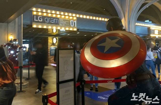 CGV 용산아이파크몰에 설치된 캡틴 아메리카(오른쪽)과 아이언맨(왼쪽) 모형 (사진=김수정 기자)
