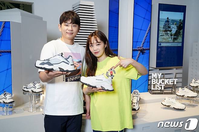 25일 서울 강남구 신사동에서 열린 디스커버리 익스페디션 팝업스토어 리뉴얼 오픈 행사에서 모델들이 제품을 소개하고 있다. 2019.4.25/뉴스1