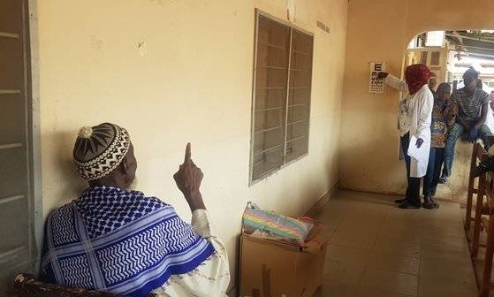 감비아 브리카마 병원에서 시력검사를 하고 있는 모습. 감비아엔 문맹인 사람들이 많아 글자 또는 숫자로 시력검사를 하지 않는다. 김지아 기자