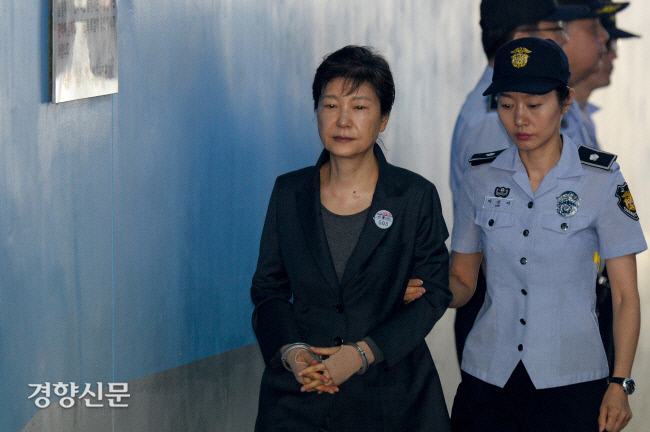 박근혜 전 대통령이 서울중앙지법에서 열리는 재판에 출석하기 위해 법정으로 향하고 있다. |경향신문 자료사진