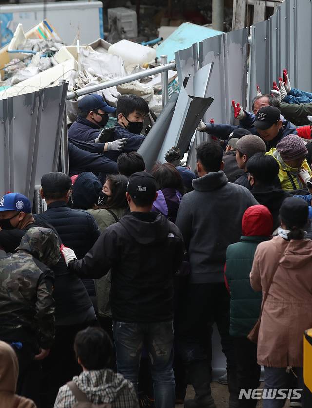 【서울=뉴시스】김선웅 기자 = 노량진 구 수산시장에 대한 법원의 5차 강제집행일인 25일 서울 동작구 노량진수산시장 구 시장에서 구 시장 상인들과 집행인들이 대치하고 있다. 2019.04.25.  mangusta@newsis.com