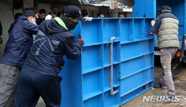 【서울=뉴시스】김선웅 기자 = 노량진 구 수산시장에 대한 법원의 5차 강제집행이 진행된 25일 서울 동작구 노량진수산시장 구 시장 내 활어보관장에서 집행이 진행되고 있다. 2019.04.25.  mangusta@newsis.com