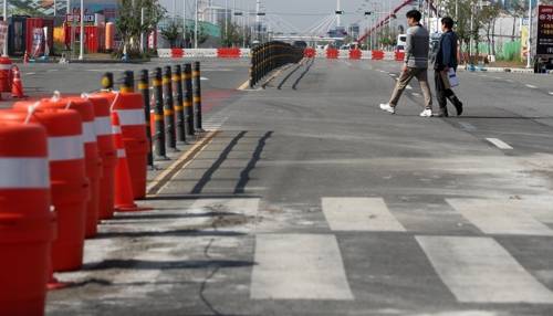 침하 발생으로 내려앉아 울퉁불퉁한 도로 [손형주 기자]