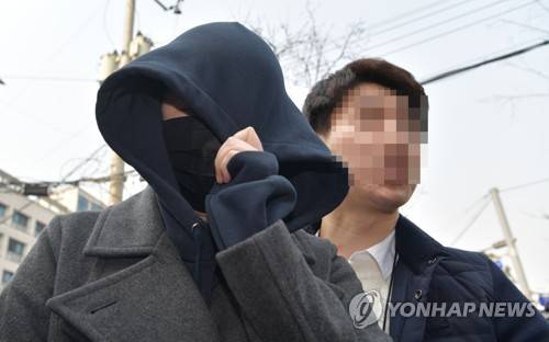 얼굴 가리며 경찰 출석하는 애나 (서울=연합뉴스) 김도훈 기자 = '버닝썬 마약공급 의혹'을 받고있는 중국인 '애나'가 19일 서울 동대문구 서울지방경찰청 광역수사대 마약수사계 조사실로 향하고 있다. 2019.3.19 superdoo82@yna.co.kr
