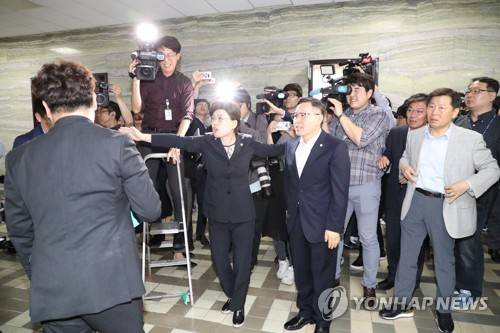 공수처 법안 접수 저지하는 자유한국당 (서울=연합뉴스) 김주형 기자 = 25일 오후 국회 의안과 앞에서 자유한국당 의원들이 고위공직자비리수사처 법안 접수를 저지하고 있다. 2019.4.25 kjhpress@yna.co.kr